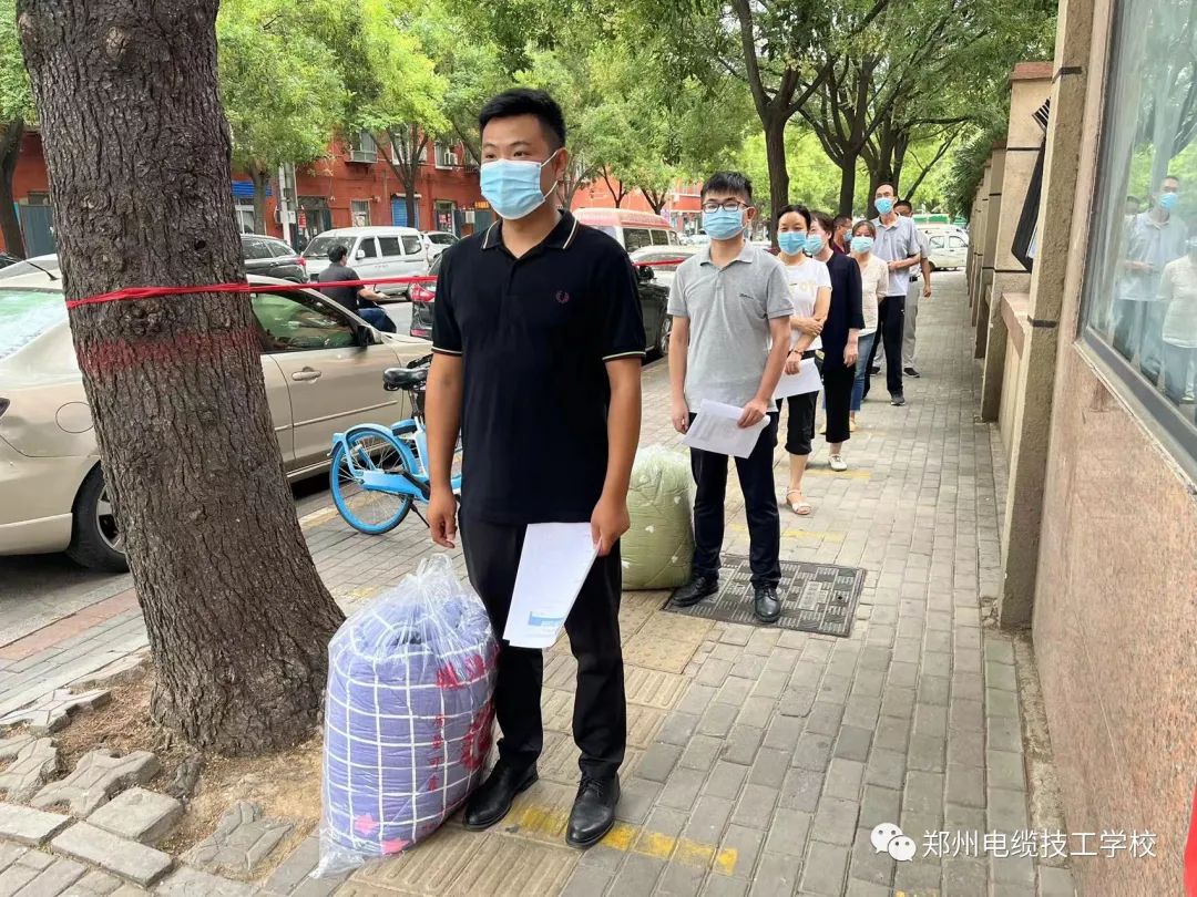 学校组织开展开学迎新工作和疫情防控应急演练