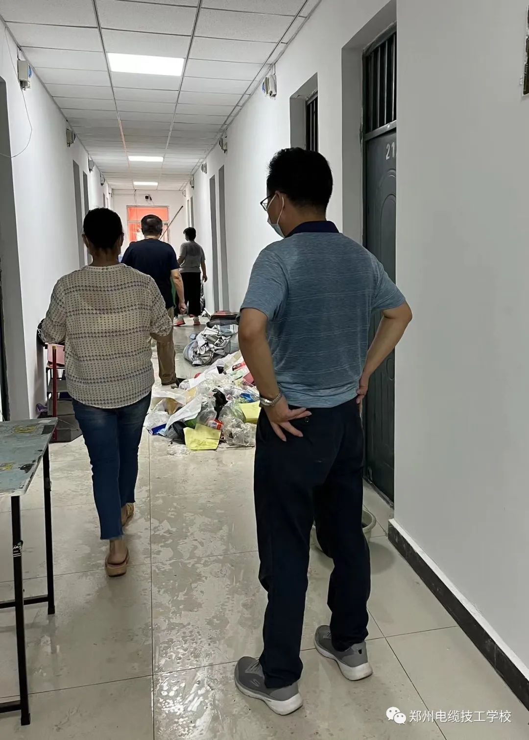 炎炎夏日，老师齐上阵为学生宿舍打扫卫生