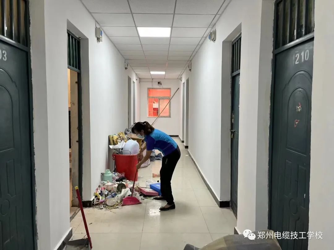 炎炎夏日，老师齐上阵为学生宿舍打扫卫生