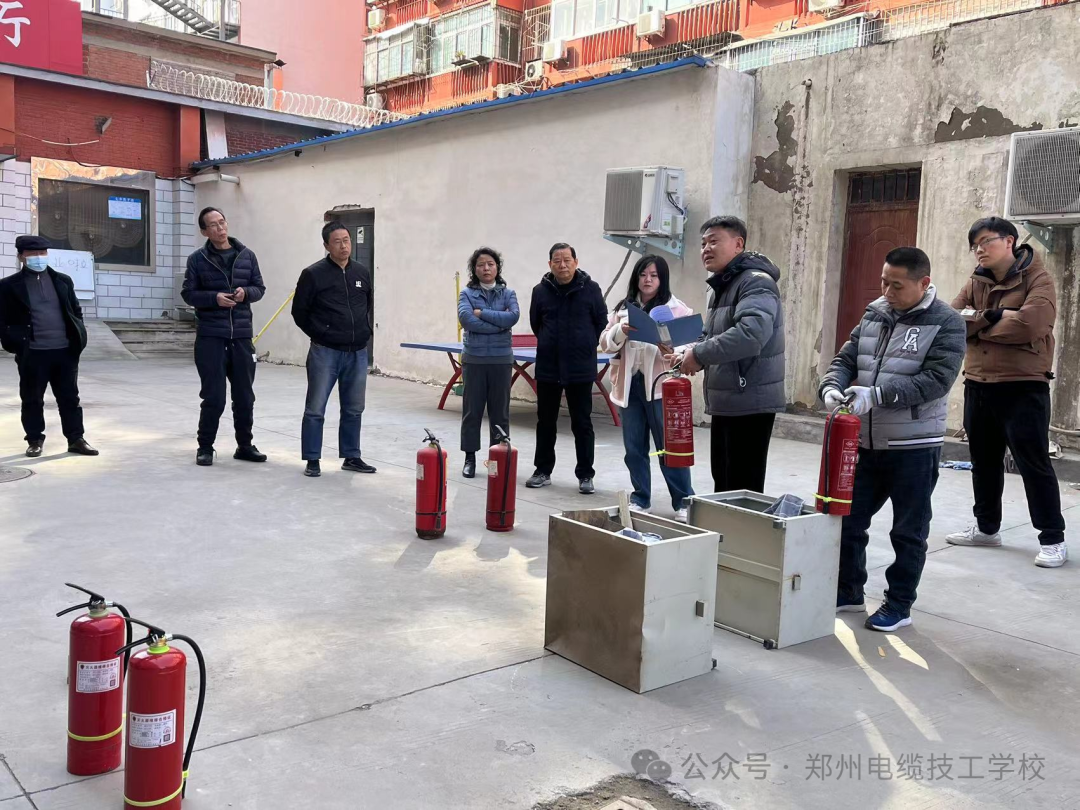 学校开展消防器材实操演练活动，筑牢消防安全“防火墙”